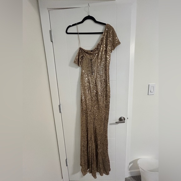 NWT Stunning Gold Sequin Gown - sz 8 - Picture 3 of 4